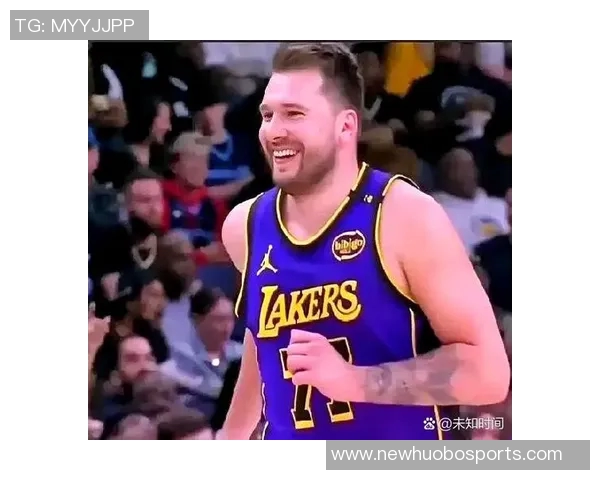 东契奇训练时单脚投三分球10米远险些命中引发里夫斯惊叹 东契奇训练时单脚投三分球10米远险些命中引发里夫斯惊叹