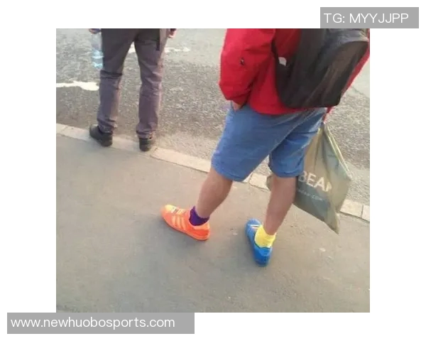 大球后退失足鞋子滑落意外摔倒引发全场哄笑的囧事