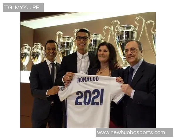 特朗普赠送镀金钥匙给C罗使其成为首位获此荣誉的运动员